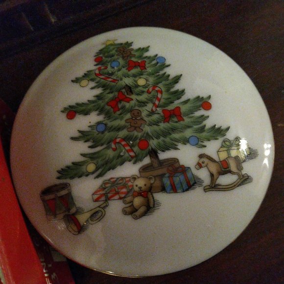 Christmas fine china 3.5" trinket box. - Picture 3 of 5
